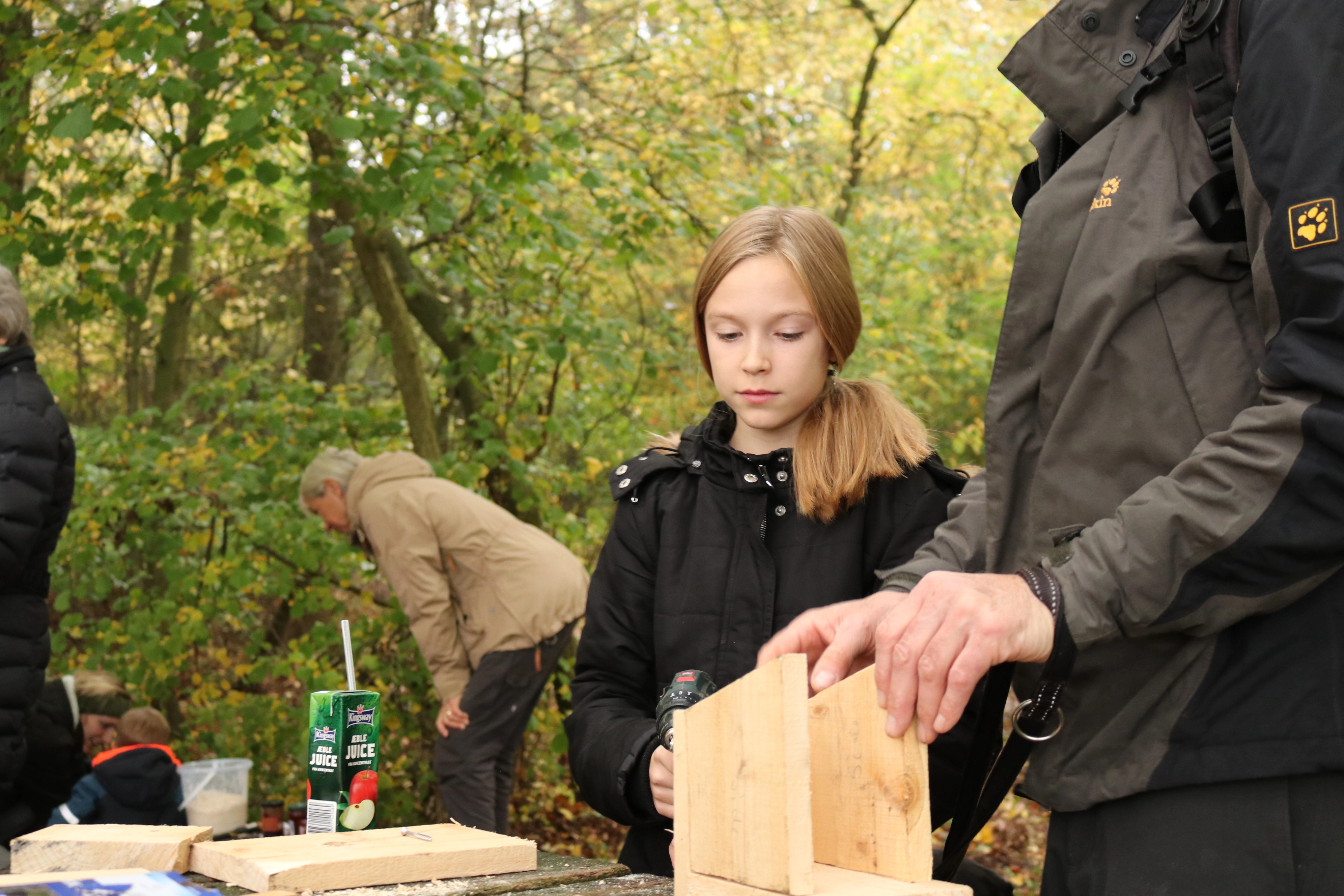 Børn bygger redekasser. Foto: Nynne Sørgaard
