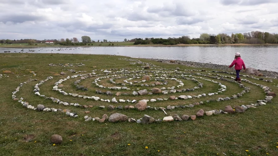 sten er lagt som stor spiral i et kunstværk ved Roskilde Fjord. Foto: Nynne Sørgaard.