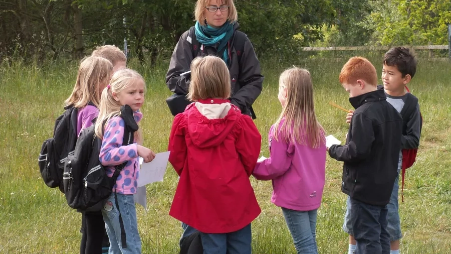 Tag billeder med øjnene - og tegn de I så. Udeskolebørn fra Kvaglundskolen. Foto: Malene Bendix.