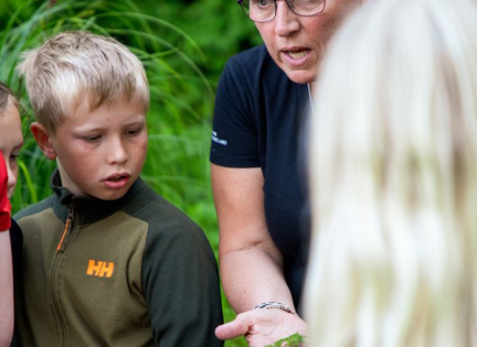 Bliv Skjoldunge-dreng kigger på den verden læreren viser. Foto: Andreas B. Elkjær. INSP.