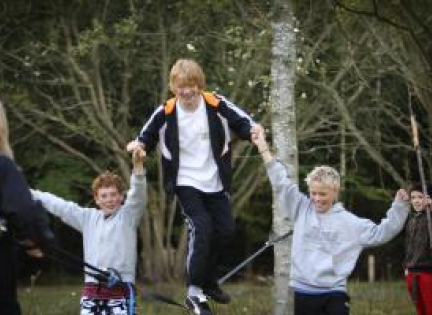 Udeskoledrenge går balancegang. Foto: Henrik Bjerg.