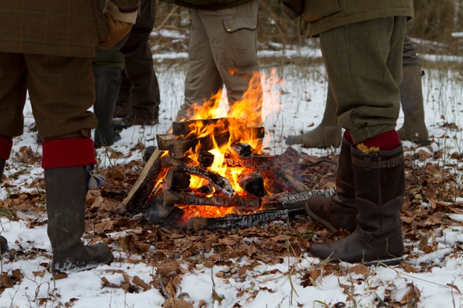 Her har jægere tændt et bål for at få varmen i vinterkulden. Foto Janne Bavnhøj