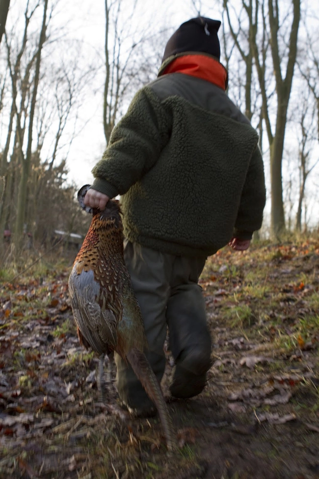 En dreng har hentet en fasan på jagt. Foto Janne Bavnhøj
