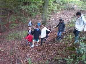 Børn på vej ned i Helvedesgryden i Bidstrupskovene.