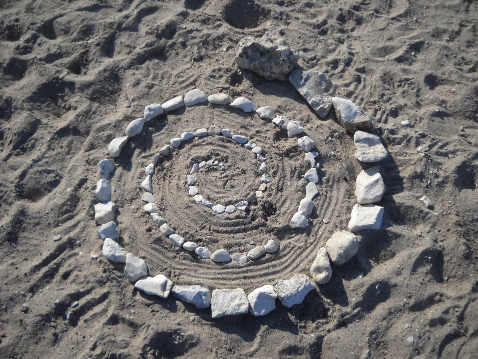 Mandala som en spiral lavet af strandsten.