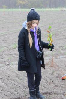 Pige planter træer med Genplant Planeten. Foto: Simon Høegsberg. Pige planter træer i Prinsesselunde.
