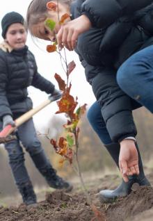 To skolepiger planter ny skov med Genplant Planeten. Foto: Simon Høgsberg. To skolepiger planter ny skov med Genplant Planeten