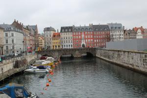 En bygningssnedker laver vinduer og døre til huse. Her Gammel Strand.Foto: Malene Bendix. En bygningssnedker laver vinduer og døre til huse.