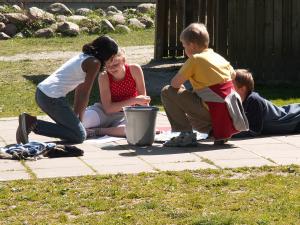Udeskolebørn fra Lund koger kartofler i solkomfur. Foto: Malene Bendix.