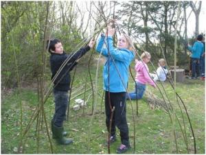 Børn fra Udefriskolen i Fabjerg - Lemvig Kommune - bygger en pilehytte. Foto: Anne Hindberg. Børn fra Udefriskolen i Fabjerg - Lemvig Kommune. Foto: Anne Hindberg.