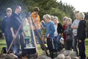 Bjedstrup skoles skoleskov med et bålsted. Foto: Henrik Bjerg. Bjedstrup skoles skoleskov har et bålsted.