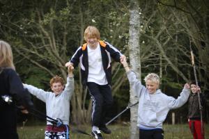 Udeskoledrenge går balancegang. Foto: Henrik Bjerg. Udeskoledrenge går balancegang. Foto: Henrik Bjerg.