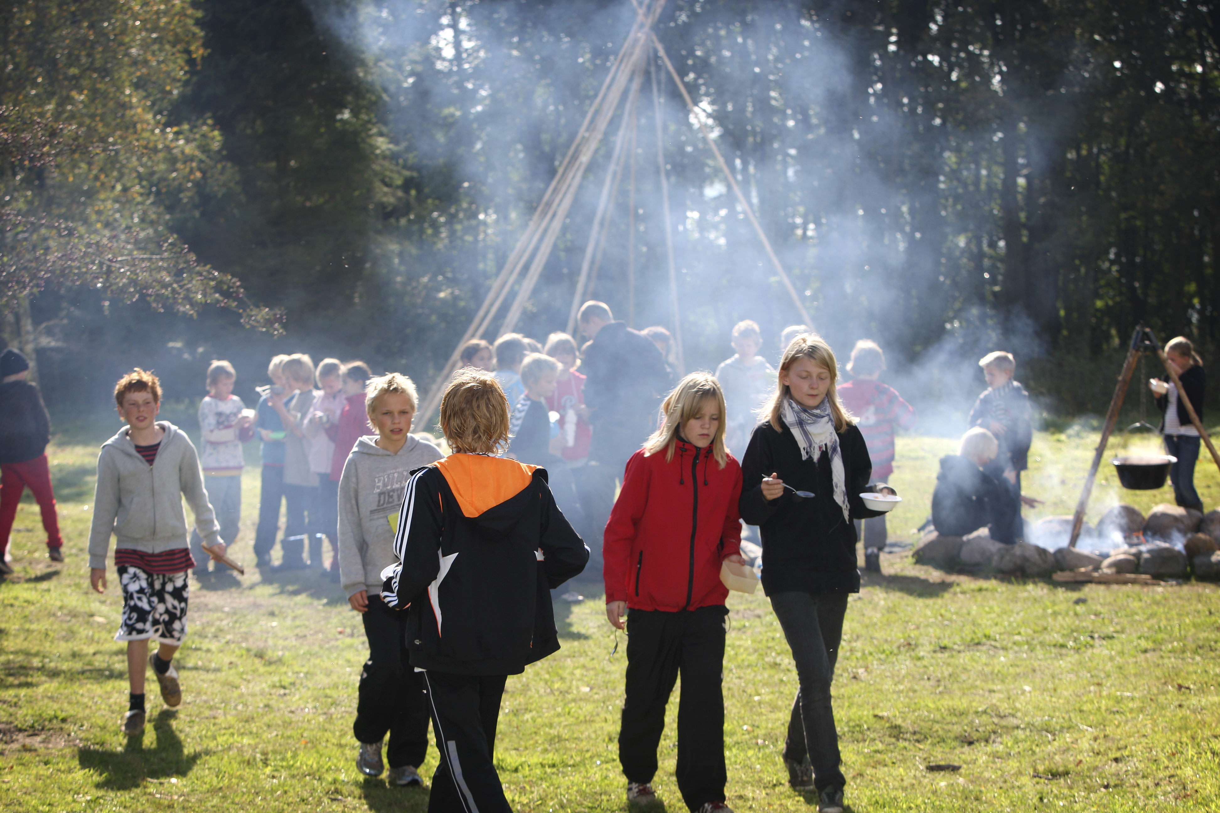 Udeskole på Bjedstrup skole. Foto: Henrik Bjerg. Udeundervisning med bål.