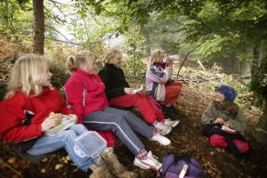 Lær naturens færdselsregler at kende. Udeskolebørn fra Bjedstrup skole. Foto: Henrik Bjerg. Lær naturens færdselsregler at kende.