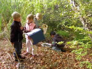 Udeskolebørn fra Bybækskolen. Foto: Stinne Krarup Nielsen Børn undersøger livet i en sø.