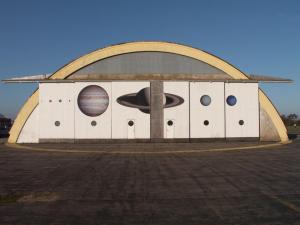På en flyhangar ved Avnø Naturcenter er planeterne malet op. Her er det godt at se stjerner.