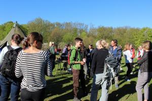 Folk ankommer til møde i UdeskoleNet i Fredensborg. Foto: Malene Bendix. Folk ankommer til møde i UdeskoleNet i Fredensborg.