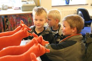Goddag til de rævebamserne. Foto: Myrthuegaard. Goddag til de rævebamserne fra forløbet "Følg ræven i naturen". Foto: Myrthuegaard.
