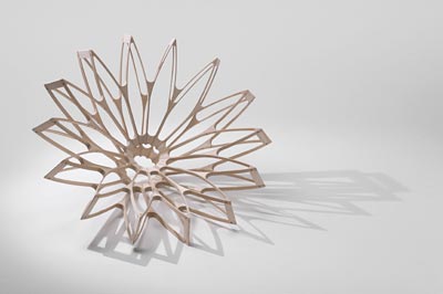 Stolen Lotus er tegnet af møbeldesigner Louise Campbell. Hvorfor har den sådan en form? Louise Campbell stol Lotus