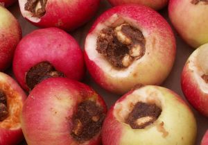Smør, farin og nødder i æble