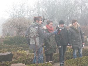 Studerende på kirkegården