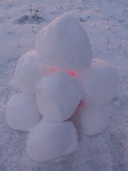 En snelygte med en rød cykellygte i er meget let at lave. Foto: Malene Bendix. Snelygte lavet af snebolde.