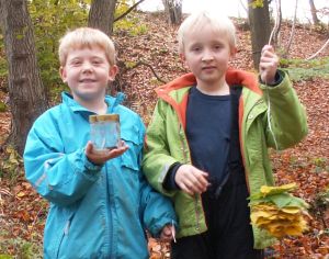 Lukas og Carl fra udeskole på Ugelbølle Friskole - har lavet en bladkrans af hassel-, elme- og bøgeblade - og fanget en frø i en støvle