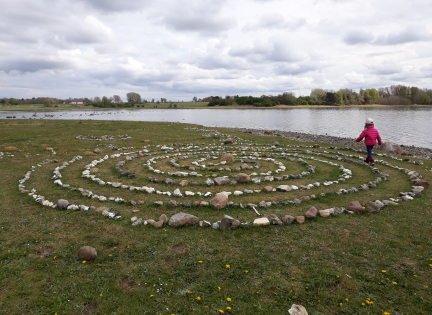 sten er lagt som stor spiral i et kunstværk ved Roskilde Fjord. Foto: Nynne Sørgaard.