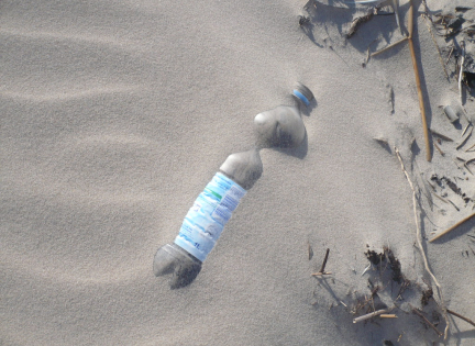 Plastik flaske i sand. Foto: Senderweb, Creative Commons by 2.0