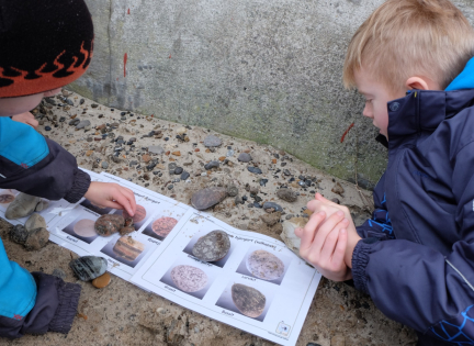 Udeskolebørn undersøger strandens sten. Foto: Nationalpark Thy.