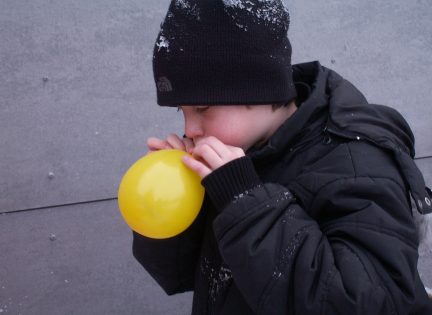 Red et æg. Måske med en ballon. Udeskoledreng fra Rynkevangskolen. Foto: Malene Bendix.