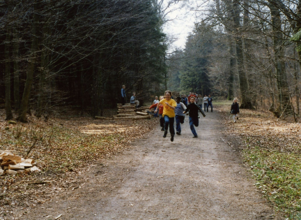 Udeskolebørn fra Ravnsholtskolen løber omkap på en skovvej. Foto: Malene Bendix.