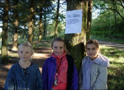 3D på Vestervangskolen i Esbjerg udstillede tingfinderkunst i skoven med projektet "Uro i naturen". Foto: udeskolelærer Stefanie Harbo. 3 piger udstiller tingfinderkunst i en skov